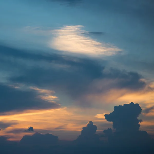 Răsărit de soare colorat în clods — Fotografie, imagine de stoc