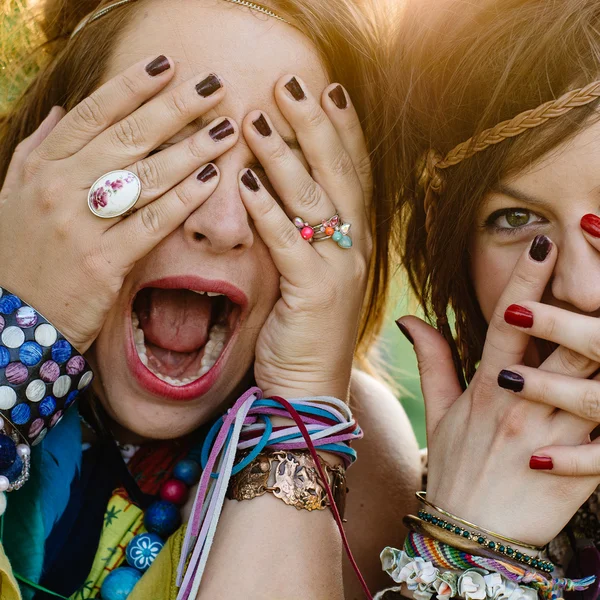 Close up retrato de moda de dois amigos se divertir, fazer caretas, emoções divertidas e mostra sinais de mão. Meninas bonitas vestindo roupas de verão — Fotografia de Stock