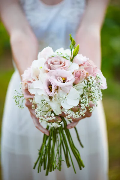 Νυφική ανθοδέσμη, γαμήλια λουλούδια — Φωτογραφία Αρχείου