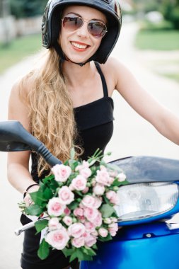 Yaşam tarzı görüntü gündelik kıyafeti scooter sokakta oturan genç moda kadın kadar kapatın. Tatil turist kadının .