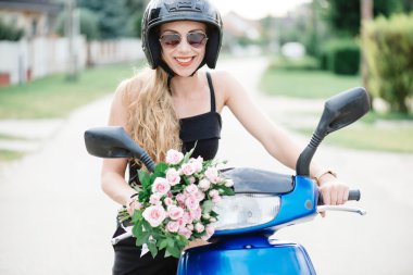 Yaşam tarzı görüntü gündelik kıyafeti scooter sokakta oturan genç moda kadın kadar kapatın. Tatil turist kadının .