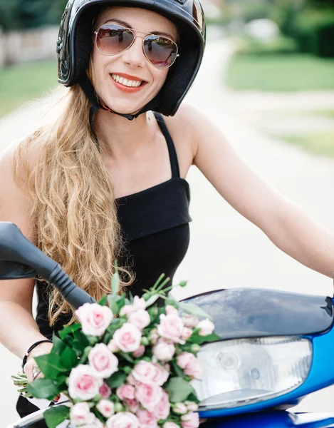 Giovane ragazza in scooter. Stile di vita urbano concetto . — Foto Stock