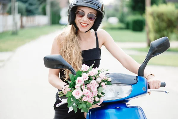 Giovane ragazza in scooter. Stile di vita urbano concetto . — Foto Stock