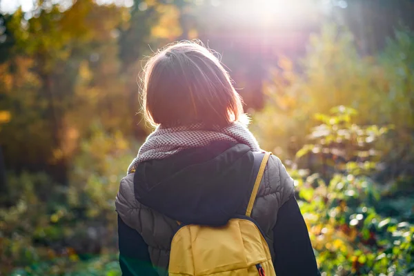 Frau mit Rucksack im Freien — Stockfoto