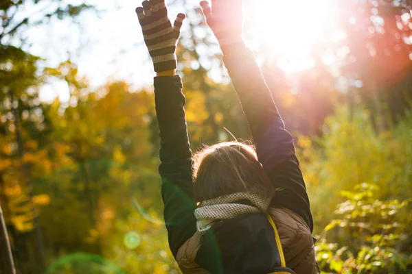 Mujer con los brazos levantados al aire libre — Foto de Stock