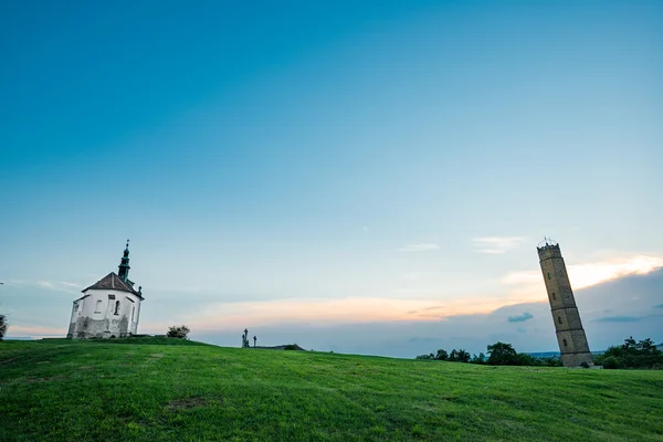 Calvaire, paysage avec temple et tour touristique — Photo