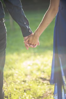 El ele tutuşan çift