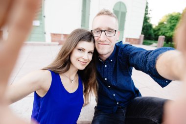 genç bir çift kendi kendine portre çekici