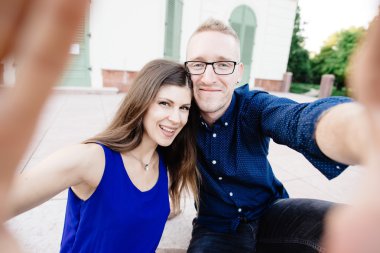 genç bir çift kendi kendine portre çekici