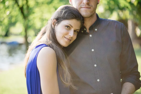 Jovem casal romântico — Fotografia de Stock