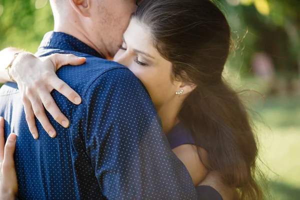 Jovem casal romântico — Fotografia de Stock