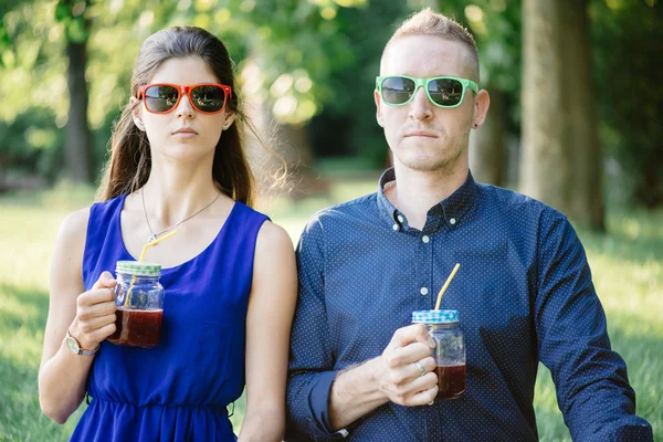 Jong romantische koppel op picknick — Stockfoto