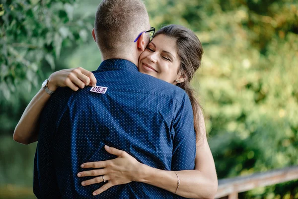 Jovem casal romântico — Fotografia de Stock