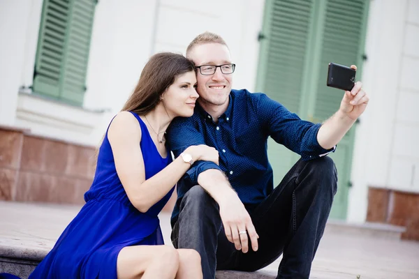 Jovem casal tomando auto retrato — Fotografia de Stock