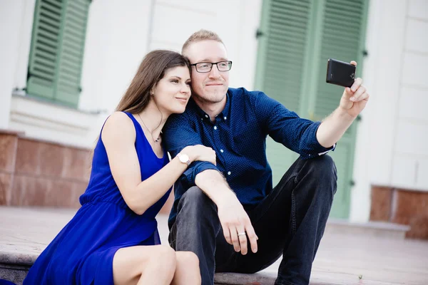 Mladý pár s autoportrét — Stock fotografie