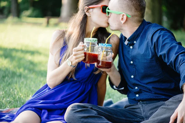 Mladý romantický pár na piknik — Stock fotografie