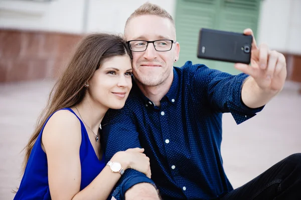 Jovem casal tomando auto retrato — Fotografia de Stock
