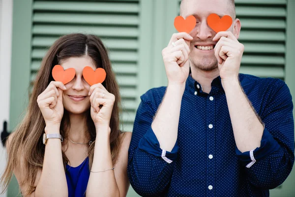 Casal segurando símbolos coração vermelho — Fotografia de Stock