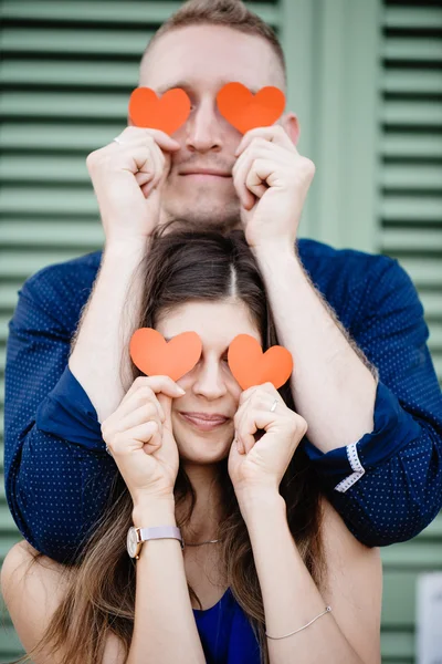 Casal segurando símbolos coração vermelho — Fotografia de Stock