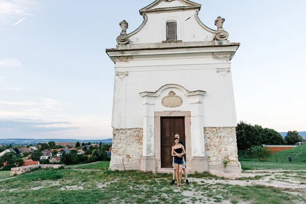 Young couple near old building — Stock Photo, Image