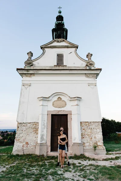 Fiatal pár régi épület közelében — Stock Fotó