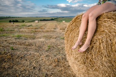 Kadın bir saman rulo üzerinde