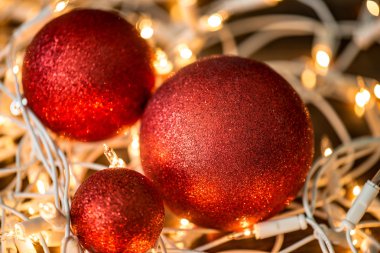 Noel ışıkları ve topları