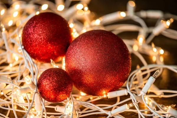 Luzes de Natal e bolas — Fotografia de Stock