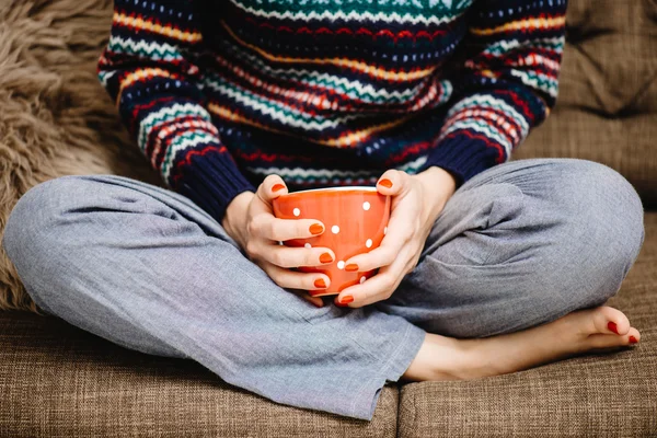 Mujer sosteniendo una taza de bebida caliente —  Fotos de Stock