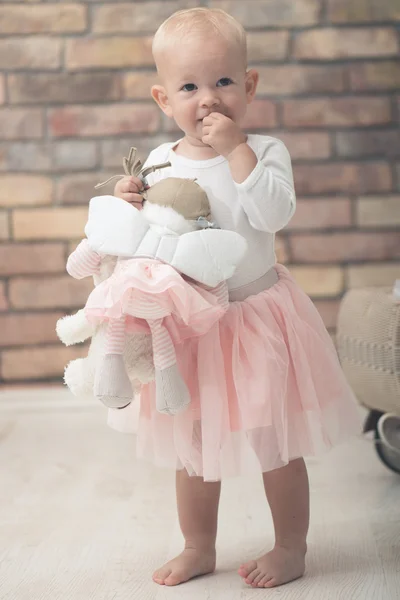 Menina bonito em roupas leves — Fotografia de Stock