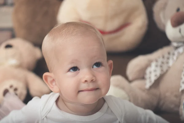 Bébé fille mignonne en vêtements légers — Photo