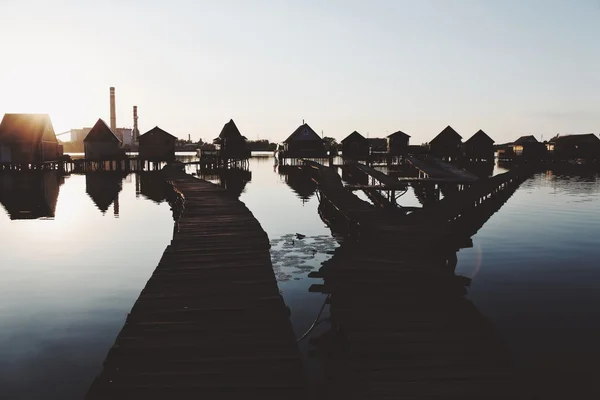 Small houses over the lake — Stock Photo, Image