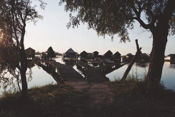 Small houses over the lake — Stock Photo, Image