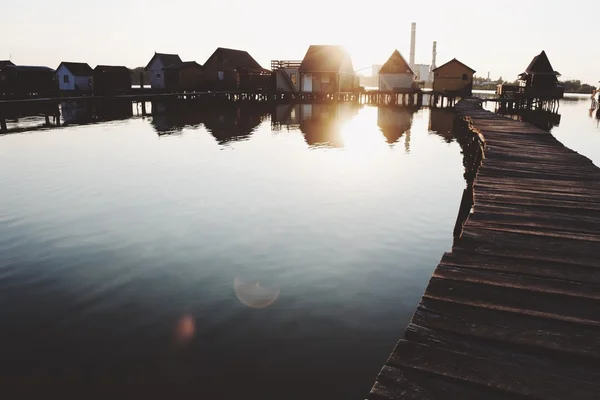 Small houses over the lake — Stock Photo, Image