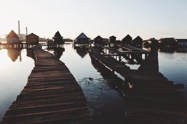 Pequenas casas sobre o lago — Fotografia de Stock