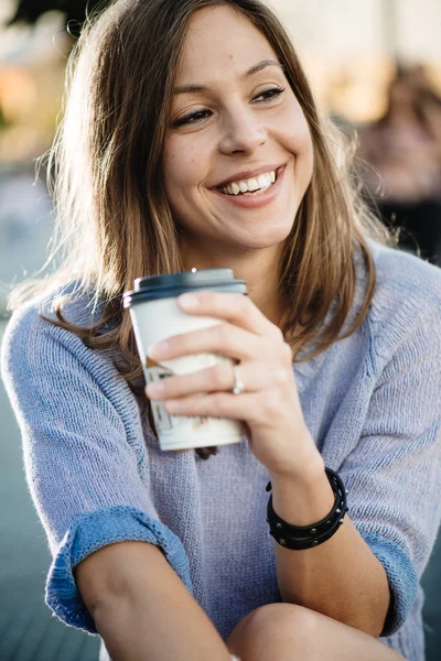 Hermosa chica bebiendo té — Foto de Stock