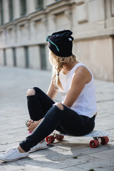 Hipster Mädchen mit Skateboard — Stockfoto