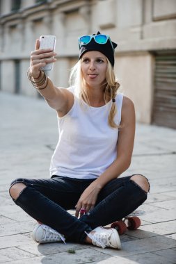 Telefon kullanan hippi kız 