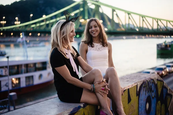 Chicas divirtiéndose al aire libre . — Foto de Stock