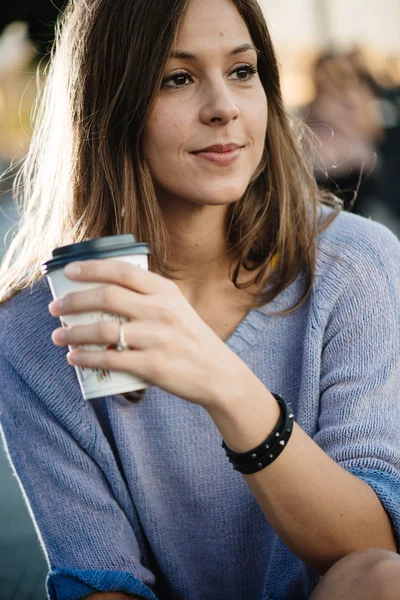 Menina bonita beber chá — Fotografia de Stock