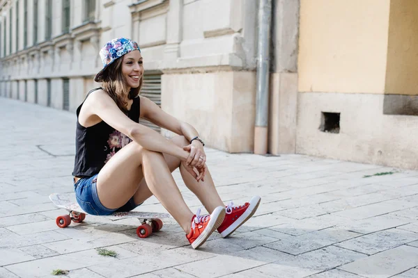 Hipster meisje met skateboard — Stockfoto