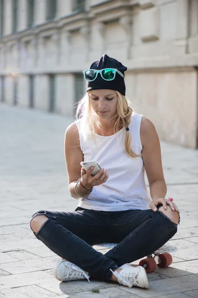 Хипстер девушка с помощью мобильного телефона — стоковое фото