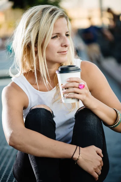 Schönes Mädchen trinkt Tee — Stockfoto