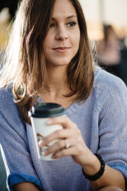  Güzel kız çay içiyor. 