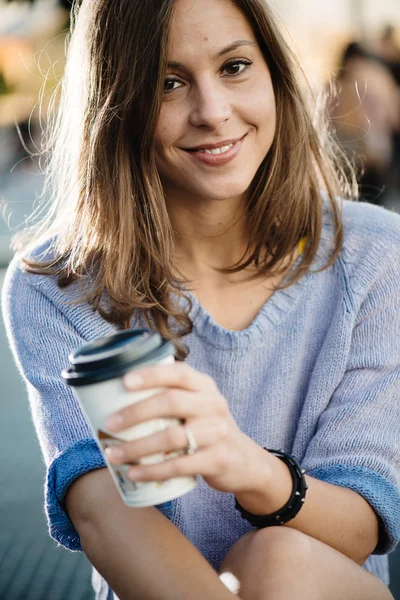 Hermosa chica bebiendo té — Foto de Stock