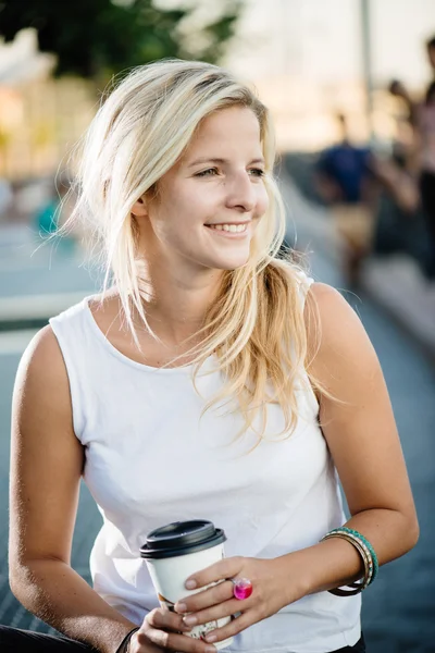 Beautiful girl drinking tea — Stock Photo, Image