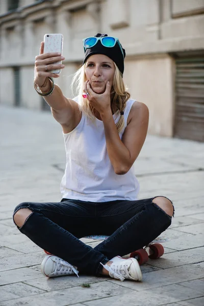 Hipster girl doing selfie — Stock Photo, Image