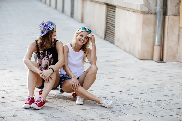 Hipster niñas con monopatín — Foto de Stock