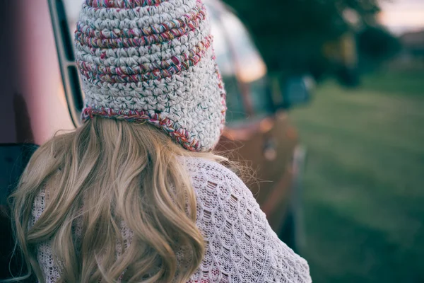 Длинные волосы женщина смотрит прочь в вязаной шляпе — стоковое фото