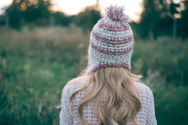 Donna capelli lunghi guardando lontano in cappello a maglia — Foto Stock